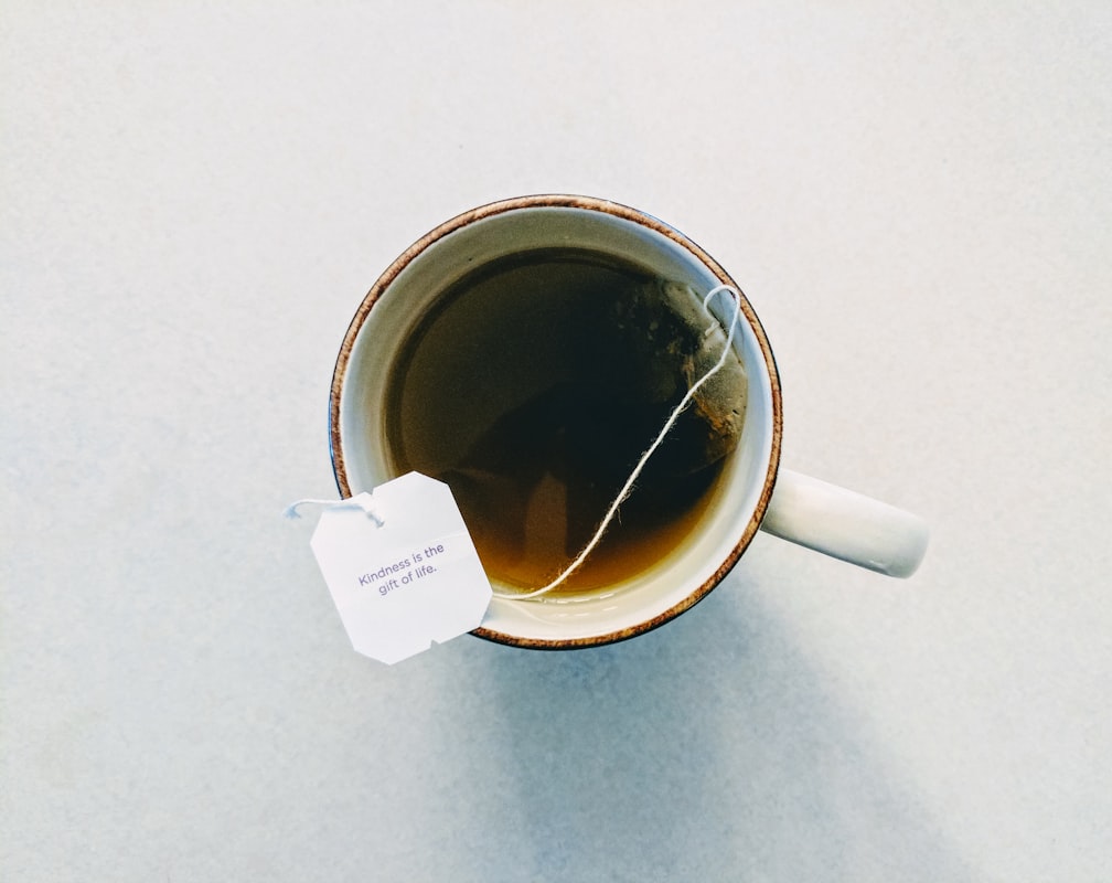 Infuso di camomilla e lavanda in tazza con piattino